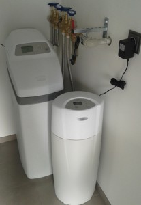 Очистка воды в квартире умягчителем и автоматическим угольным фильтром ecowater